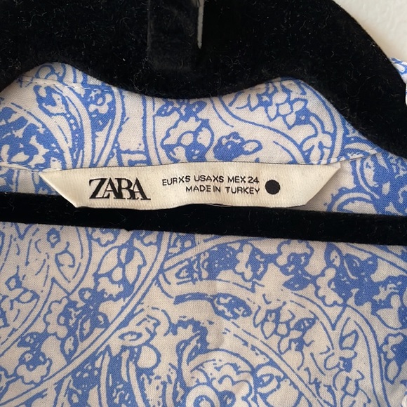 Light blue button down paisley light weight collared top - Picture 2 of 8